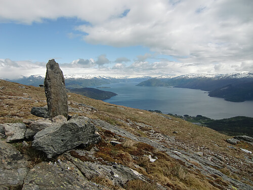varde ovenfor Skorsete, sett innover Hardangerfjorden