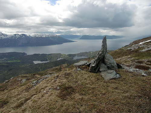på Juvevarden 654, sett utover Hardangerfjorden