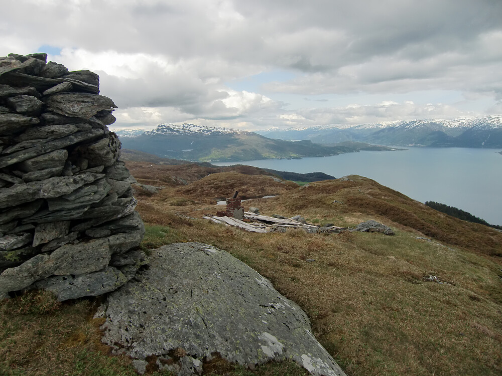 Vikevarden på Grønebergsfjellet med rester etter en hytte rett nedenfor varden