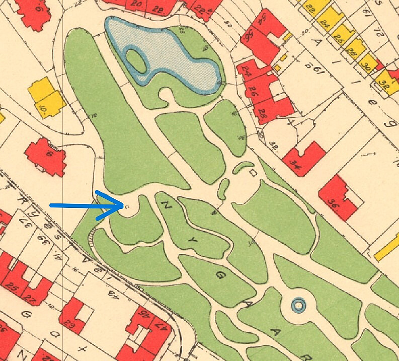 Høyeste punktet er markert med en runding på kart 1910, vist med inntegnet pil. En granittbauta med inskripsjonen "Lægerne Klaus Hanssen og Joachim Wiesener grundlagde denne park" Ved opprusting av parken 2016 var det planer om å reise et utsiktspunkt på samme sted men det ble skrinlagt grunnet pengemangel.  