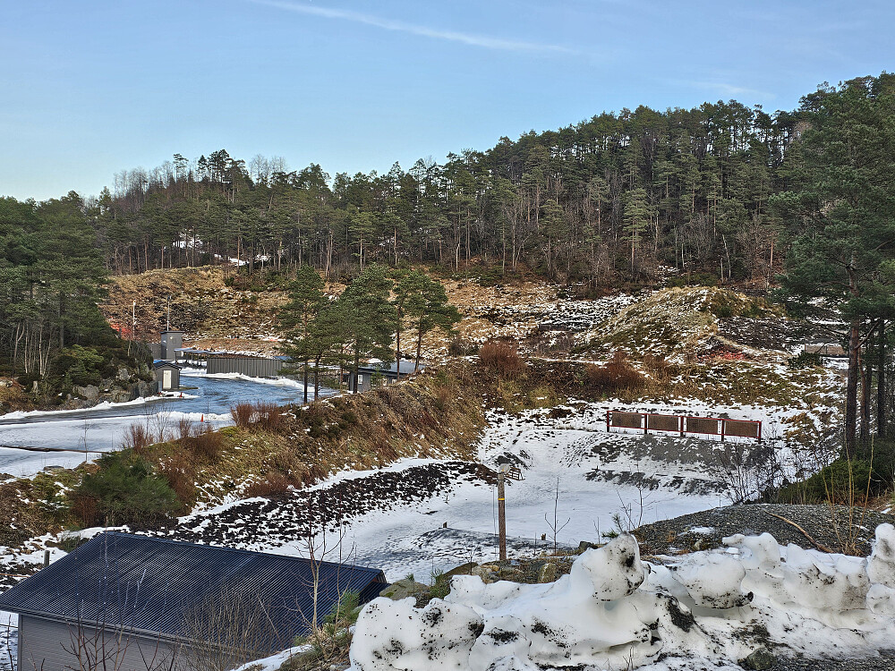 skytebanen med begge toppene i bakgrunnen 