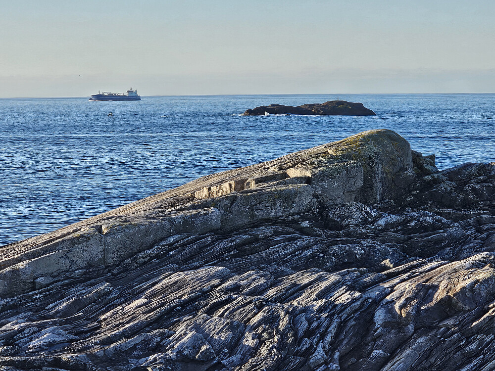Lutatangen med Goltasteinen utenfor (litt zoomet)
