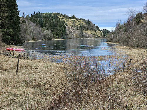 ved sydsiden av Litlavatnet