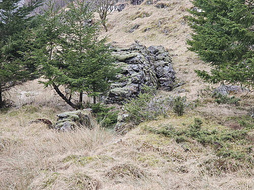 i dalen fra Litlavatnet til Sæbøvågen ligger det rester etter minst 3 kvernhus som var oppbygget som et overrenn med fundamentet til kvernhuset under. 