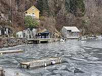 Sæbøvågen med dampbåtkaien som ble nedlagt da veier og broer ble bygget på 1970 tallet.