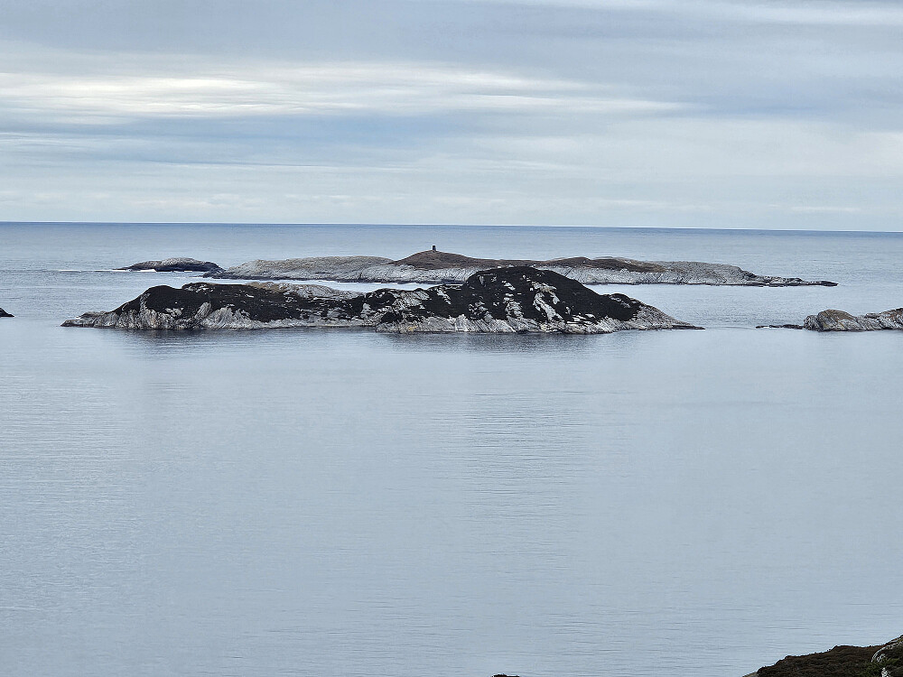 Svekksteinen og Ljøsøyna bak med sin store skjøvarde zoomet fra Skjenet