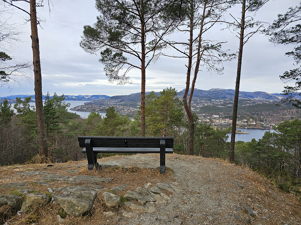 utsiktsbenk mot Tertnes i Åsane fra toppen på Hellemyrstien