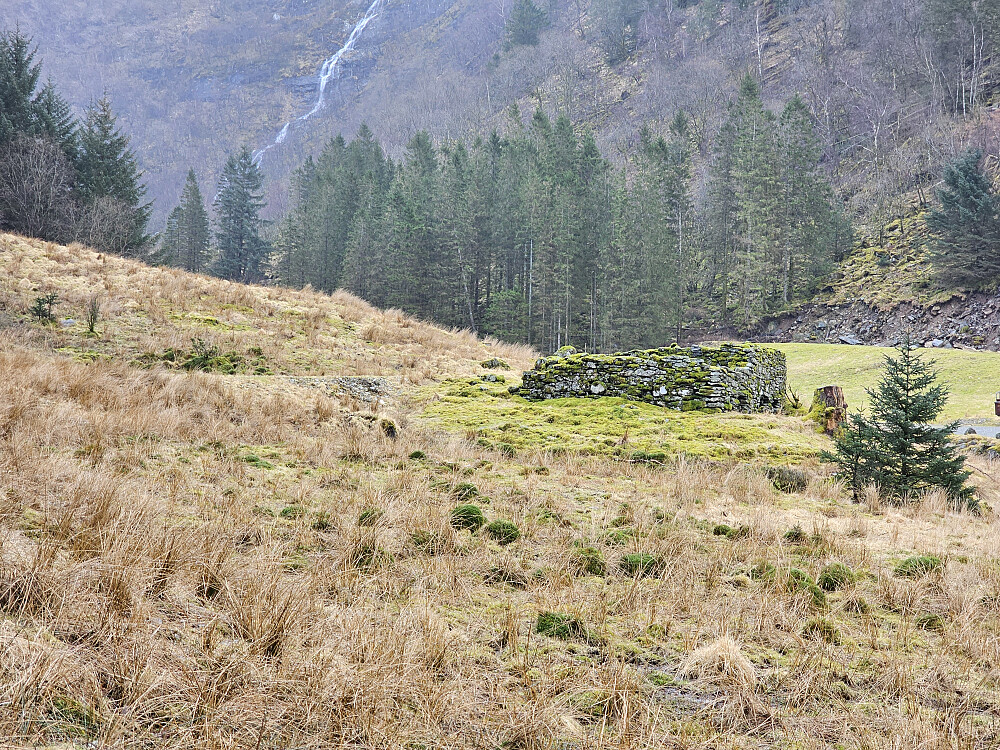 Restene etter utefjøset som hadde trebygning oppå med 3 rom