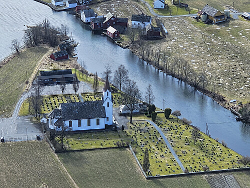 Strandebarm kirke sett fra Fløyen (zoomet)