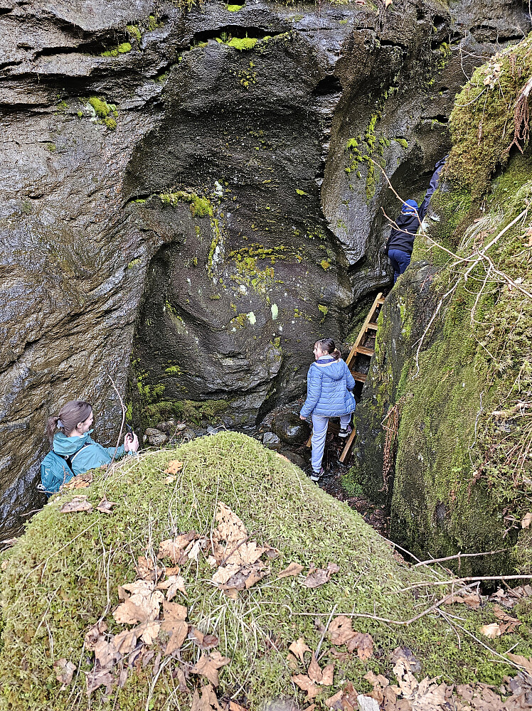nede i elvegjelet som har fått det lokale navnet Dronningjelet