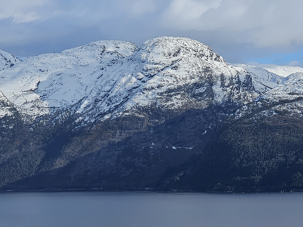 Middagsnuten og Daurmålsnuten zommet fra Øykhageskolten
