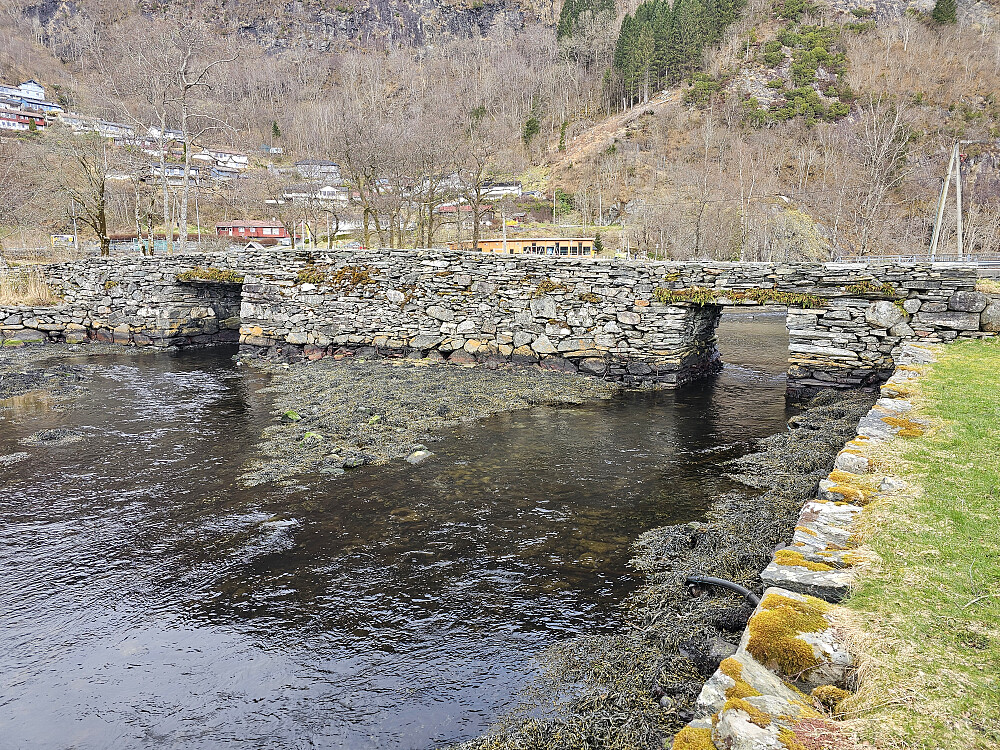 Prestebrua. Steinbrua over Mjeldastraumen i Haus