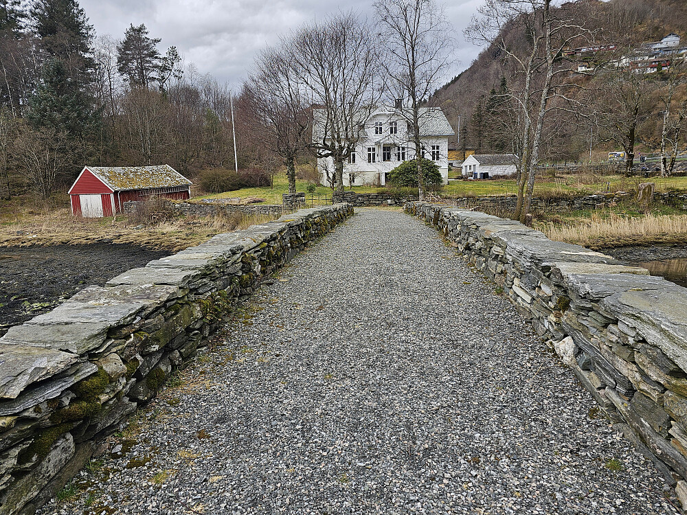 Prestebrua og prestegarden 