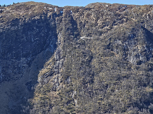 Bilde av terrenget der ruinen ligger ved Geitagjelet. Merket med pil. Bilde tatt fra Ulskebjørnen