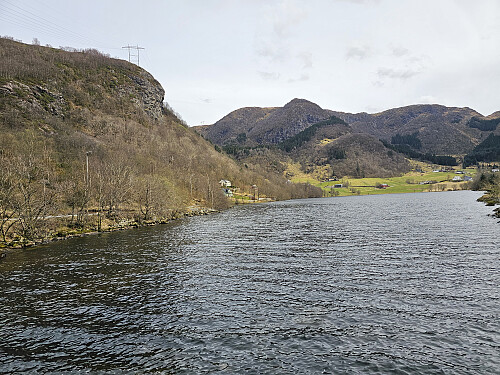 Indrevatnet med berget til venstre der jeg havnet oppe under berget