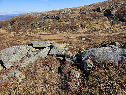 på toppen av overrennet, øyebolt og planert flate, fundament til feste toppen på overrennet.