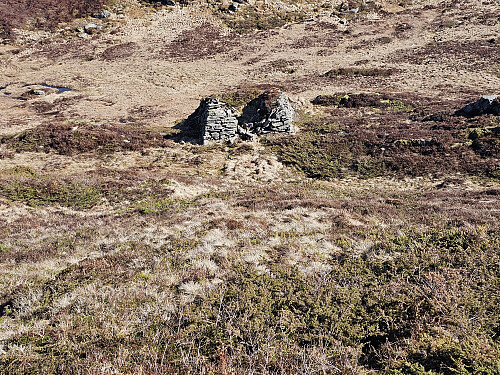 sett fra toppen til fundamentet til selve hoppet bygget i treverk oppå samt nedre det av overrennet.