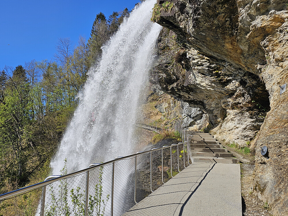 under Steinsdalsfossen