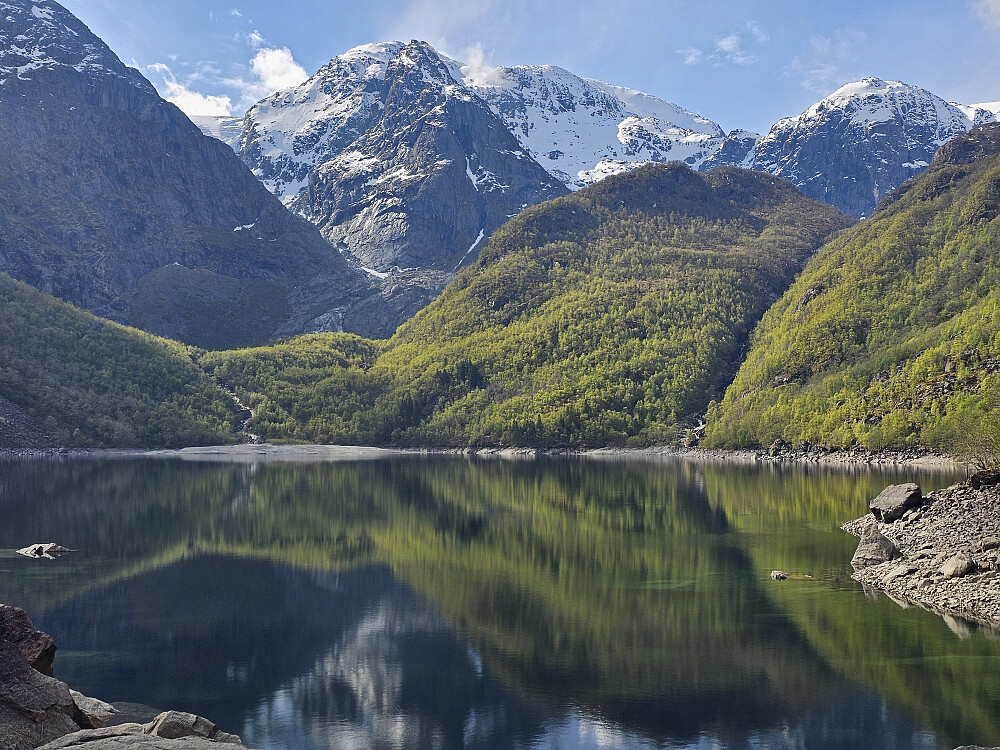 Bondhusvatnet, brefallet er nå smeltet vekk fra dette utsiktspunktet. Øvste Hovden er fjellet med skog midt i bilde