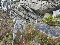 liten hvileplass under et berg oppe i bratthenget