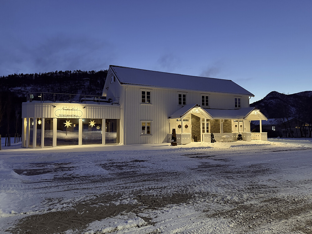 Startet i grålysningen