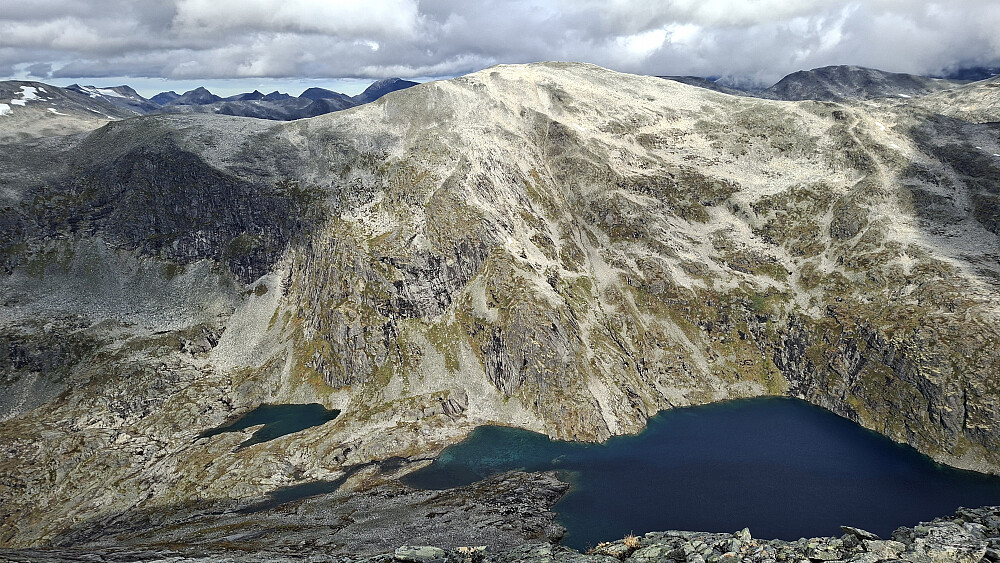 Knutskoppegga og Heimste Knutoppvatnet sett fra Sylkoppegga