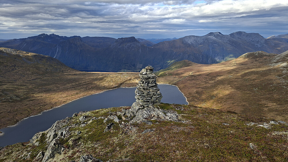 Varden på Grøthornet med Litlebøvatnet under
