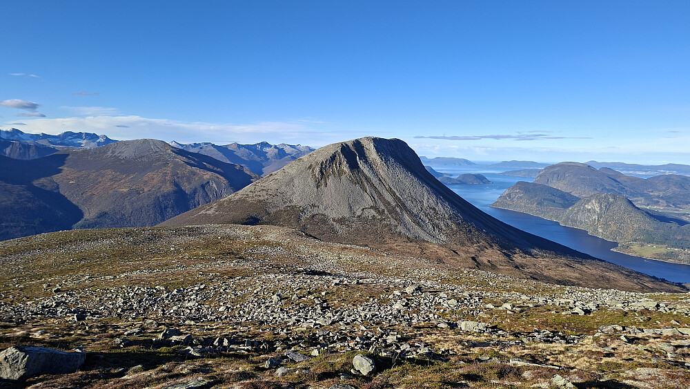 Gisetskolten sett på vei ned fra Ølmannstinden