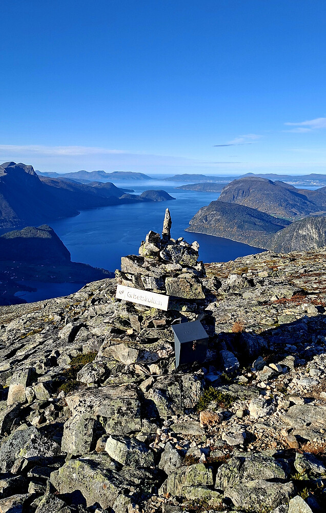 Varden på Grisetskolten med Romsdalsfjorden under.