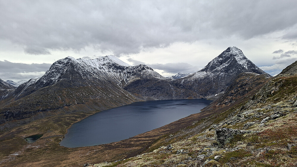 Stortrollvatnet med Litlevasstinden og Trollvasstinden bak