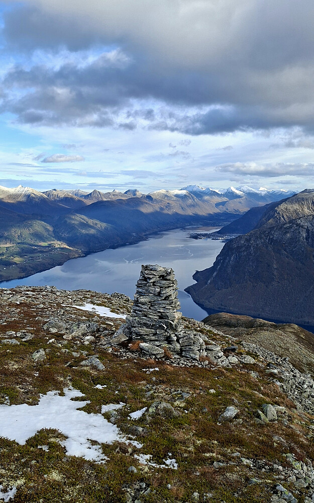 På toppen av Skarven med Åndalsnes i bakgrunnen