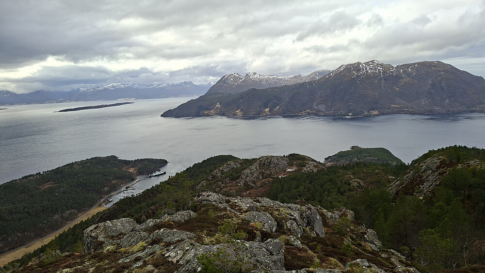 Mot Julsundet og Otrøya, Mordalsvågen ned til venstre