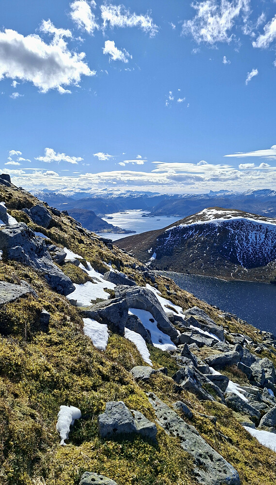 Under toppen av Storbøra med Støyslavtnet ned til høyre, Vannylvsfjorden i bakgrunnen
