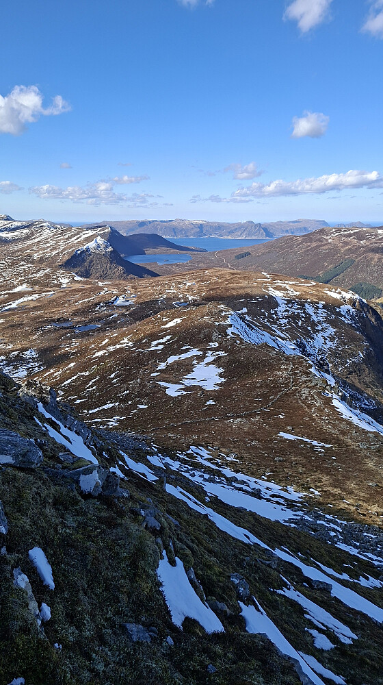 Under toppen av Bjørylykkjehornet - utsikt mot Sandvikdalen og Sandvikvatnet