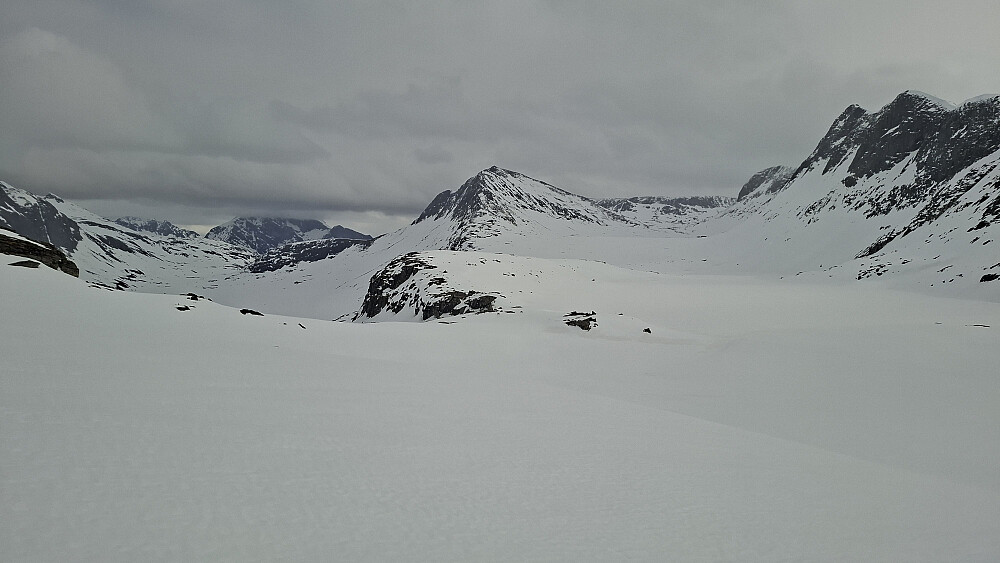 Børa og Skarfjellet Nord mitt i bildet, Skarfjellet til høyre
