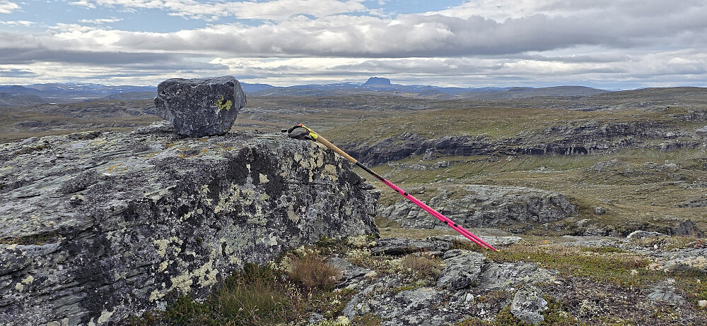 Lakadalsberga - med Hårteigen i bakgrunnen