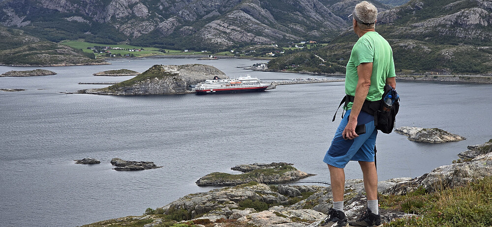 På Børøya - Hurtigruteskipet Finnmarken der nede