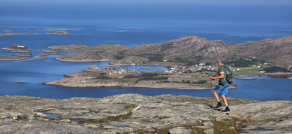 På Helvikkeipen med Setervågen på andre siden av Svesfjorden