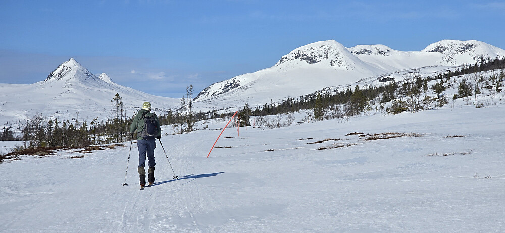 Lakavasshatten til venstre og Fossdalsfjellet til høyre