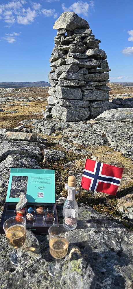 Litt feiring må til; ved varden på Blåheia som ligger ca 250 meter fra høyeste punkt :-)