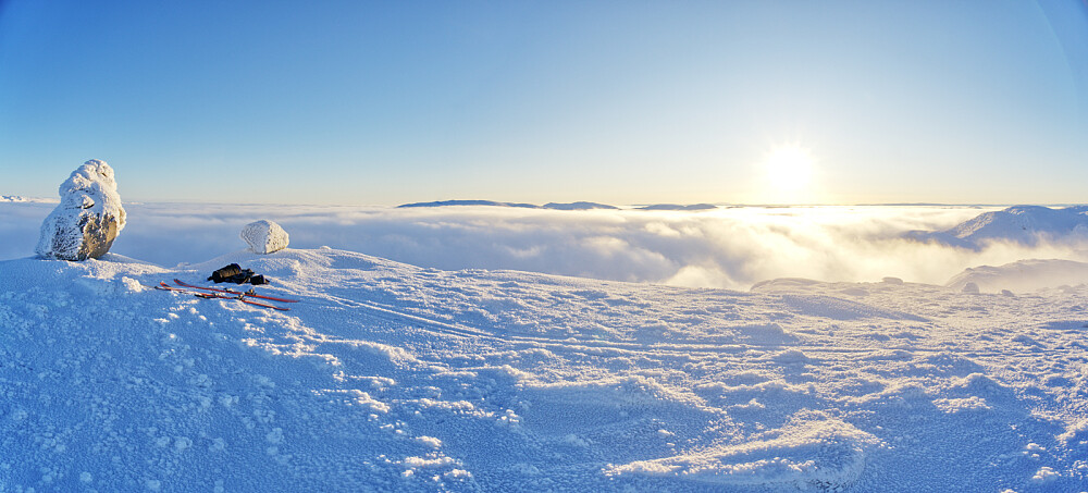 Bergshammaren og Haglebunatten ca midt i bildet. Legg merke til disen som gradvis øker til høyre. Det lille toppunktet helt til høyre er på 1229moh