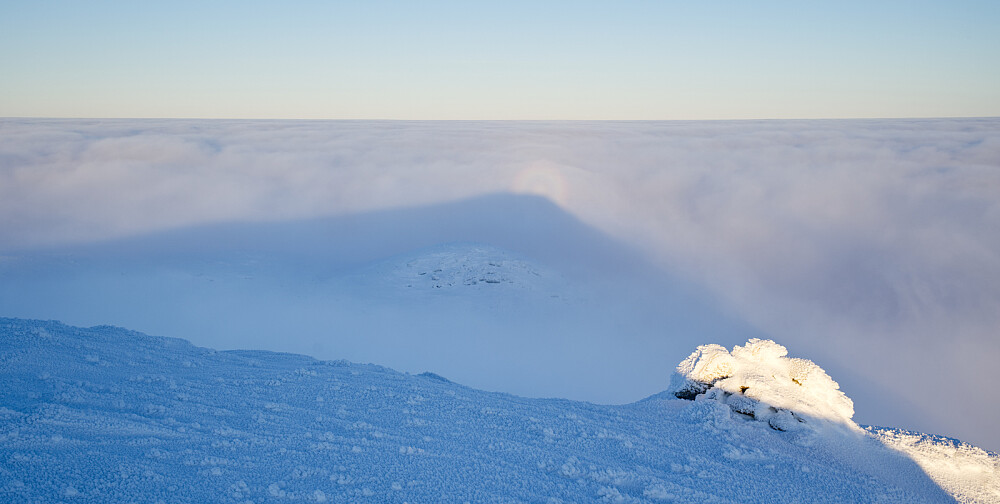 Skyggen av Flentpiken med et brockenspekter i retning nordøst ut over Hallingdal.