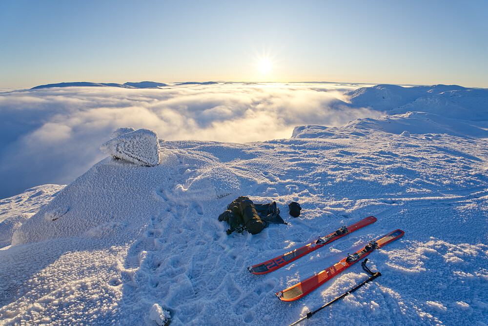 Gaustatoppen stikker opp litt til venstre for sola