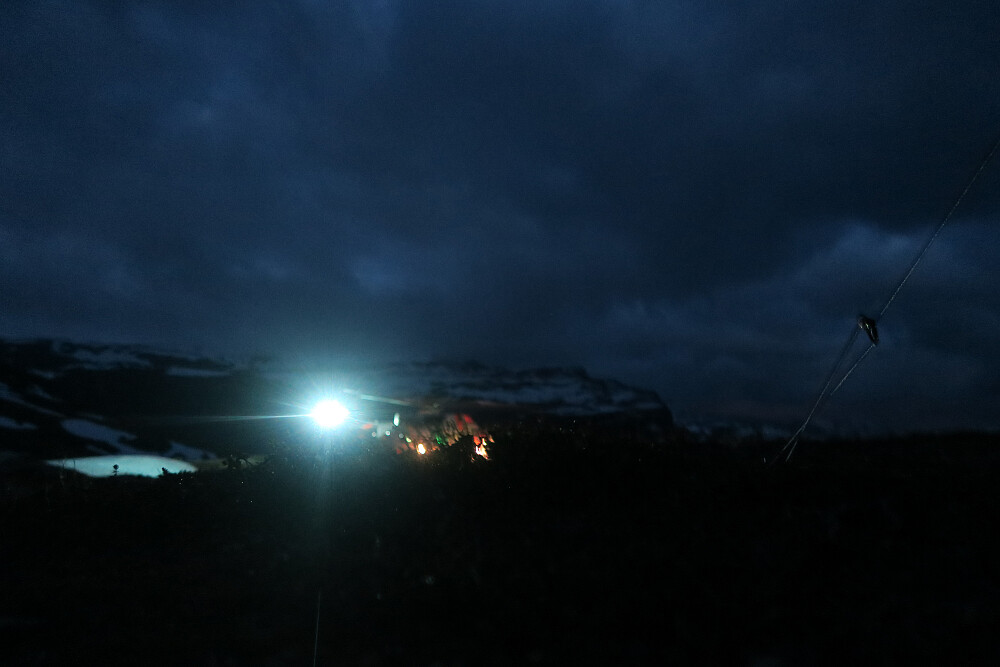 Fikk en Sea King like ved teltet midt på natta, måtte hente noen som nok hadde undervurdert turen kraftig. Kom i snakk med noen finner like etter at det hadde tatt av igjen, de kunne fortelle at teltstengene deres hadde knekt av all vinden fra helikopteret. Usikker på hvordan resten av natta var for de. 