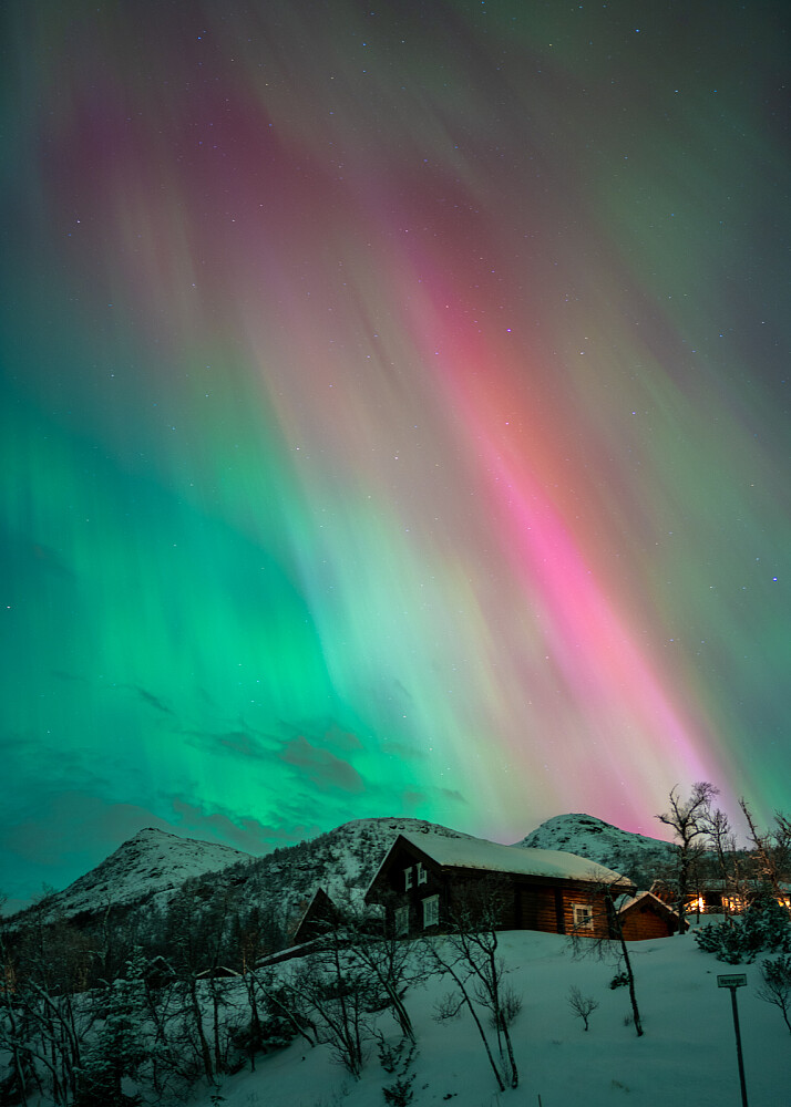 Sjeldent sterkt nordlys på disse kanter. Fra venstre: Flentpiken, Skurvenatten sørøst og Skurvenatten. Januar