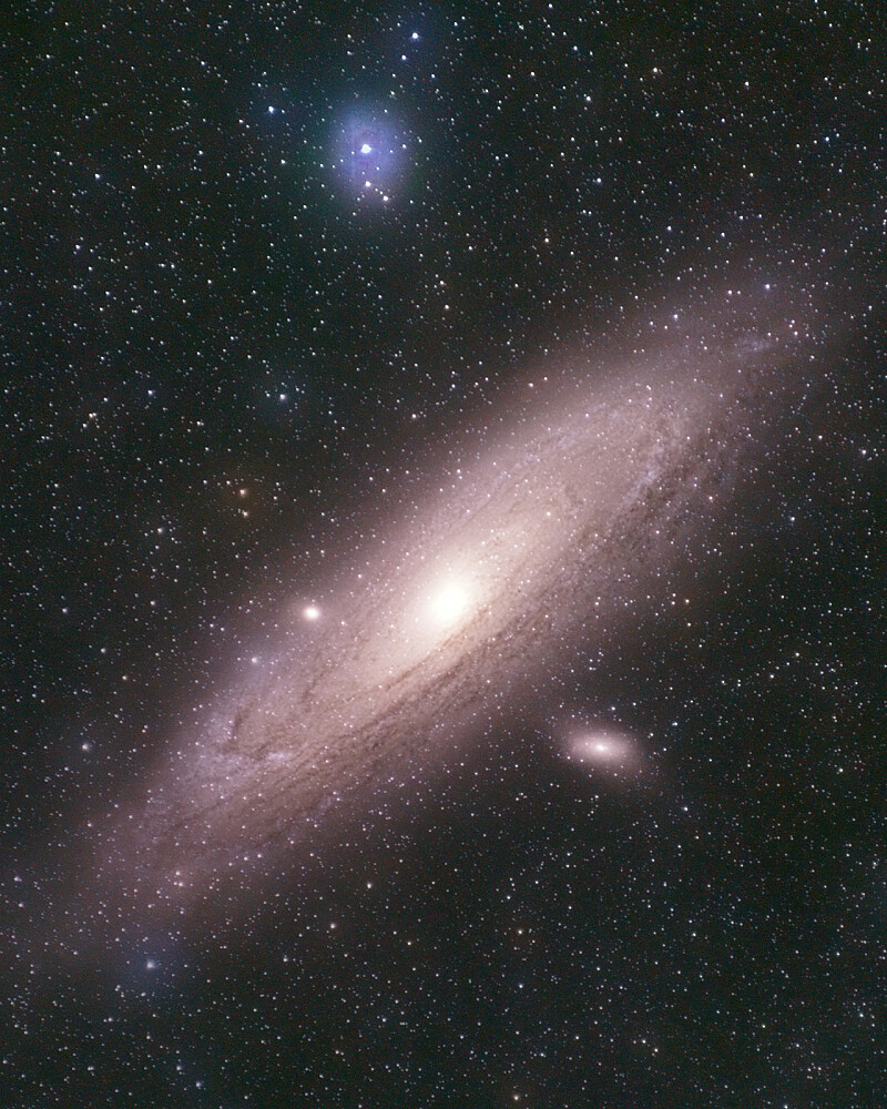 Andromedagalaksen (M31), 2,5 millioner lysår unna. Desember