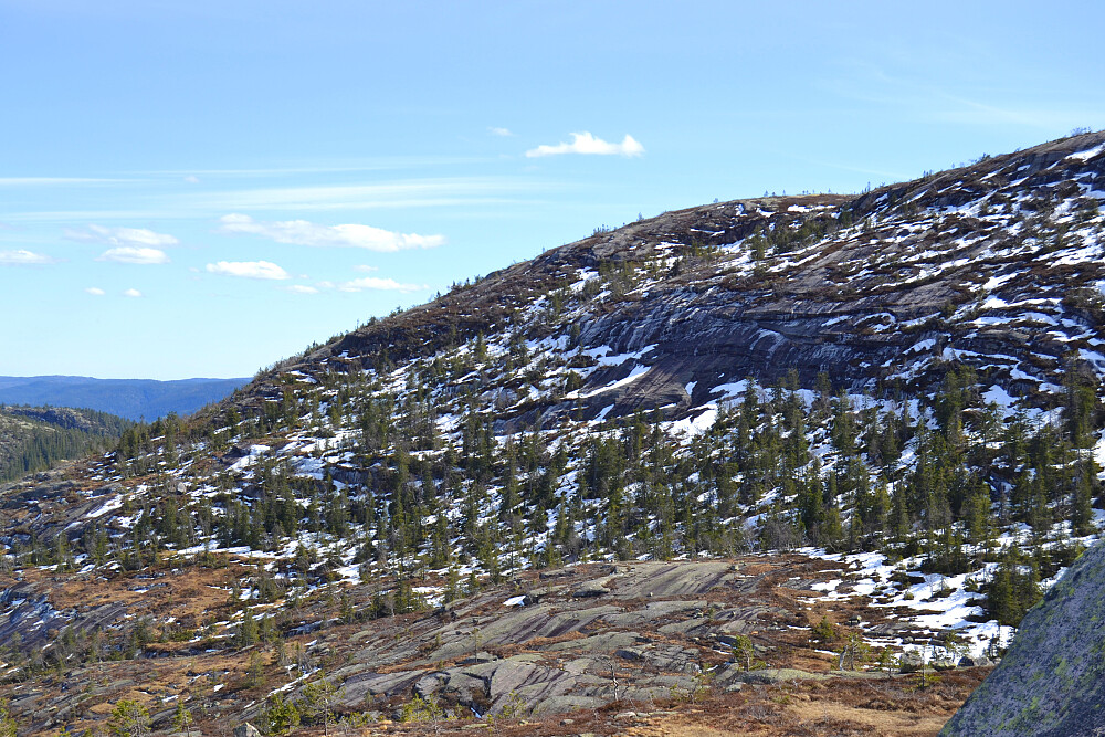 Fremdels lå det litt snø og isete svaberg i fjellsiden på Brakandalsfjellet 