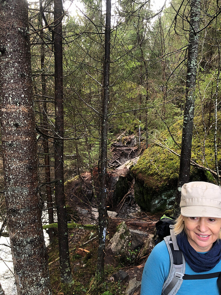 Ujevnt underlag og flomstort terreng i dag. Men demningen i sørenden av Lutvann var fin for kryssing av  elva.