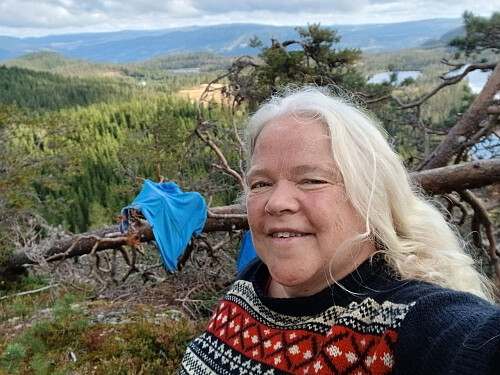 Anette. Tørker jakka i sola.