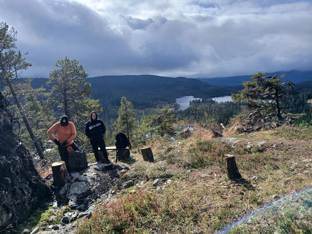 Bålet er slukket, og vi er klare til å dra. Sjeldent å ta bilde da! Bedre utsikt her oppe nå.
